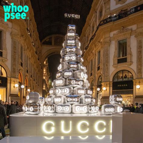 Milano, in Galleria acceso l'albero di Natale targato Gucci: 